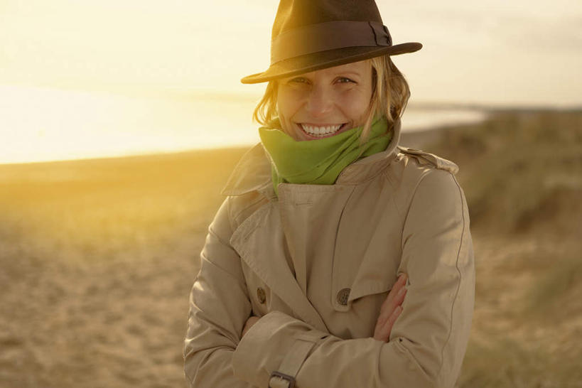 西方人,儿童,一个人,站,笑,双手交叉,微笑,露齿笑,横图,室外,白天,正面,日落,沙滩,帽子,欧洲,欧洲人,仅一个女性,仅一个人,一条,阴影,服装,朦胧,模糊,装饰,光线,沙子,影子,海岸,晚霞,霞光,落日,沙地,注视,休闲装,小孩,衣服,阳光,黄昏,围巾,遮阳帽,观察,看,站着,仅一个小孩,休闲,温暖,休闲服,彩霞,服饰,围脖,观看,保暖,华丽,点缀,察看,双手抱胸,御寒,关注,衬托,美观,雅致,雅观,一顶,夕照,女孩,女人,女性,白种人,孩子,海滩,夕阳,站立,半身,彩图,斜阳,女生