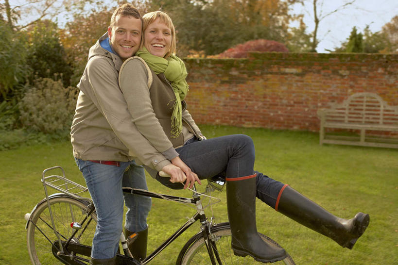 西方人,中年人,两个人,家庭,夫妻,坐,笑,微笑,露齿笑,横图,室外,白天,正面,爱情,草地,草坪,植物,自行车,欧洲,欧洲人,一辆,握,阴影,服装,裤子,装饰,光线,影子,墙,浪漫,拿,拿着,扭头,注视,牛仔裤,休闲装,墙壁,墙面,车,脚踏车,草,树,树木,衣服,蓝色,绿色,蓝天,天空,阳光,自然,围巾,交通工具,天,观察,看,靠,靠着,转头,休闲,温暖,温馨,一家人,休闲服,恩爱,握着,恋人,服饰,生长,晴朗,成长,围脖,观看,保暖,华丽,点缀,和睦,察看,御寒,关注,载具,万里无云,衬托,美观,雅致,雅观,男人,男性,女人,女性,中年男性,中年女性,白种人,夫妇,情侣,晴空,晴空万里,坐着,半身,彩图,伴侣,融洽