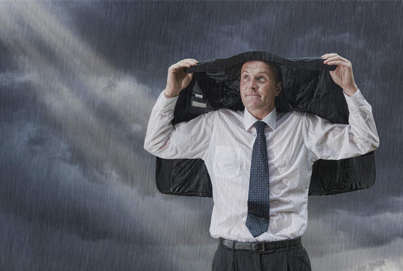 西方人,一个人,商务人士,商务男性,站,举,笑,微笑,横图,室外,白天,正面,衬衫,雨,暴雨,大雨,报纸,欧洲,欧洲人,仅一个男性,仅一个人,仅一个中年男性,套装,信息,乌云,云,阴天,云朵,折叠,云彩,注视,天空,天,观察,看,托,站着,遮,遮掩,观看,细雨,新闻,察看,掩盖,遮挡,昏暗,阴沉,关注,商务装,工薪阶层,遮盖,掩饰,男人,男性,中年男性,白种人,白领,上班族,小雨,举起,举手,举着,向上举,向上伸,向上托,站立,半身,彩图,衬衣,报刊