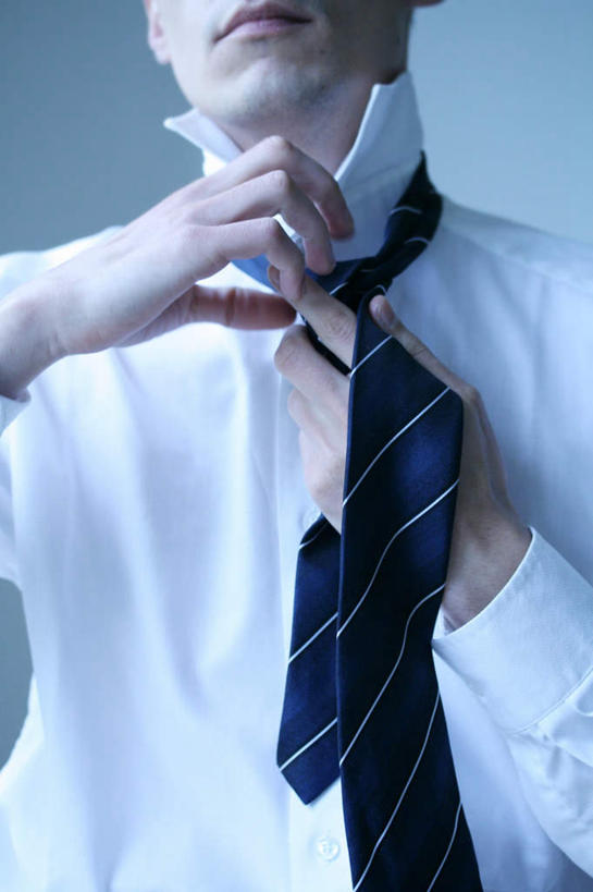 西方人,一个人,商务人士,商务男性,站,竖图,室内,白天,正面,衬衫,欧洲,欧洲人,仅一个男性,仅一个人,仅一个中年男性,握,套装,墙,领带,拿,拿着,墙壁,墙面,站着,握着,象征,庄重,商务装,身份,工薪阶层,正式,地位,男人,男性,中年男性,白种人,白领,上班族,站立,半身,彩图,衬衣