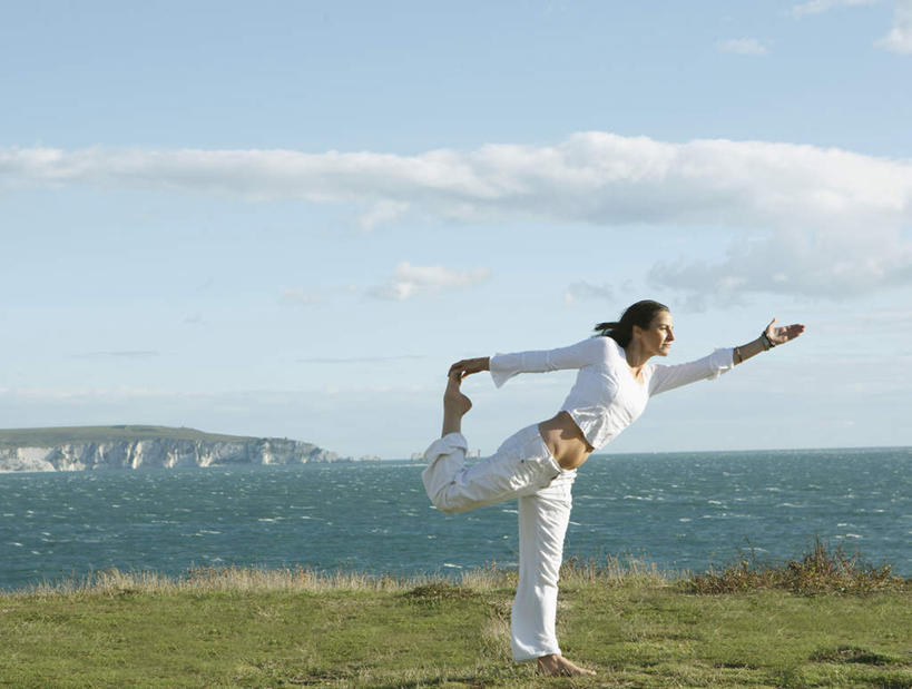 西方人,一个人,站,举,横图,室外,白天,正面,锻炼,瑜伽,运动,草地,草坪,海浪,海洋,植物,欧洲,欧洲人,仅一个女性,仅一个人,阴影,服装,光线,影子,浪花,云,云朵,云彩,注视,休闲装,光脚,草,衣服,蓝色,绿色,白色,白云,蓝天,天空,阳光,海水,天,观察,看,托,站着,仅一个中年女性,休闲,赤脚,休闲服,提,养生,服饰,晴朗,观看,察看,提着,关注,海景,体育,女人,女性,中年女性,白种人,大海,风浪,海,海水的波动,近岸浪,涌浪,晴空,举起,举手,举着,向上举,向上伸,向上托,站立,彩图,全身,健身,舞王式