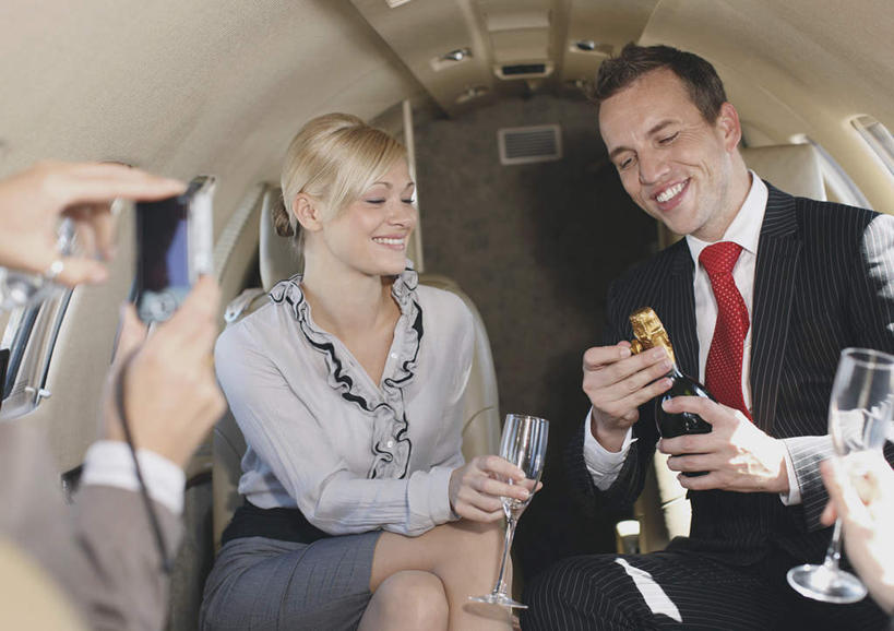 葡萄酒,西方人,四个人,伙伴,朋友,商务人士,商务男性,商务女性,坐,笑,说,打电话,微笑,露齿笑,横图,室内,白天,正面,衬衫,奢侈,讨论,快乐,友谊,合作,团队,窗户,飞机,杯子,电话,手机,椅子,欧洲,欧洲人,握,套装,高脚杯,交通,浪漫,二郎腿,拿,拿着,注视,通讯设备,航空,座椅,座位,玻璃制品,酒,饮料,酒杯,交通工具,香槟,观察,看,机舱,诱惑,战略,握着,运输,观看,察看,客机,关注,载具,商务装,工薪阶层,香槟杯,联合,合谋,气泡酒,起泡酒,汽酒,交流,配合,协作,男人,男性,年轻女性,女人,女性,中年男性,白种人,白领,上班族,玻璃杯,沟通,讲话,交谈,商讨,说话,谈话,通话,坐着,半身,彩图,衬衣,高兴,欢笑