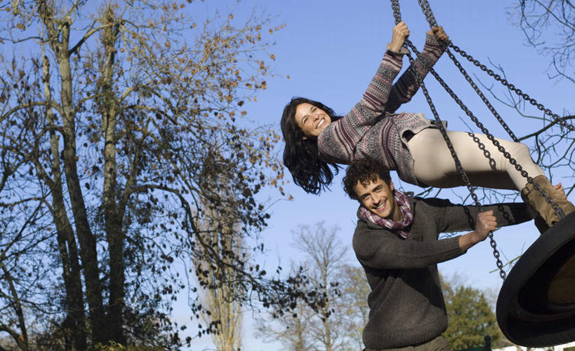 西方人,两个人,家庭,夫妻,站,笑,微笑,露齿笑,横图,室外,白天,仰视,爱情,游戏,树林,植物,欧洲,欧洲人,握,摇摆,阴影,服装,装饰,光线,影子,浪漫,玩,注视,娱乐,树,树木,衣服,绿色,阳光,自然,围巾,秋千,荡秋千,扶,观察,看,站着,休闲,温暖,温馨,一家人,棉衣,恩爱,握着,恋人,服饰,生长,成长,围脖,观看,活动,保暖,华丽,点缀,和睦,察看,扶着,御寒,关注,摇晃,棉袄,衬托,美观,雅致,雅观,棉服,冬装,男人,男性,年轻男性,年轻女性,女人,女性,白种人,年轻人,夫妇,情侣,玩耍,嬉戏,站立,半身,彩图,低角度拍摄,袄子,棉被服,伴侣,融洽