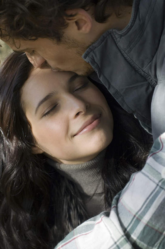 西方人,脸,头,脸颊,两个人,家庭,夫妻,坐,闭眼,抱,笑,吻,微笑,竖图,俯视,室外,特写,白天,爱情,树林,植物,欧洲,欧洲人,阴影,服装,装饰,光线,影子,浪漫,树,树木,衣服,绿色,阳光,自然,围巾,温暖,温馨,一家人,棉衣,恩爱,恋人,服饰,生长,成长,围脖,抱着,保暖,华丽,点缀,和睦,搂着,御寒,棉袄,衬托,美观,雅致,雅观,棉服,冬装,男人,男性,年轻男性,年轻女性,女人,女性,白种人,年轻人,头部,脸部,脸蛋,面部,夫妇,情侣,闭眼睛,闭着眼,闭着眼睛,搂,搂抱,亲,亲吻,坐着,半身,彩图,高角度拍摄,袄子,棉被服,伴侣,融洽