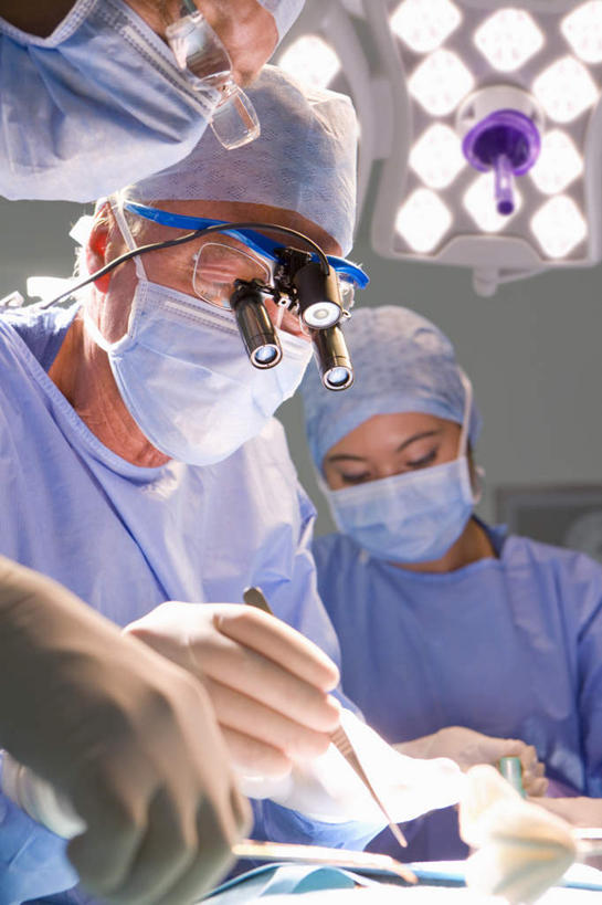 西方人,三个人,伙伴,朋友,医生,病人,医院,站,躺,竖图,室内,白天,正面,工作服,制服,友谊,合作,团队,仪器,照明,欧洲,欧洲人,握,检查,工作,反射,分离,分析,科学,放大镜,镊子,灯光,过滤,拿,分开,拿着,注视,灯,蓝色,口罩,手套,灯具,观察,看,站着,医护人员,医疗人员,隔断,橡胶,清晰,探索,战略,握着,遮掩,放大,观看,隔离,仔细,照亮,透镜,察看,手术,卫生,手术室,掩盖,凸透镜,遮挡,聚焦,照明设备,关注,净化,病患,间隔,橡胶手套,预防,橡胶制品,遮盖,无影灯,防尘,医疗机构,SL手术放大镜,医用手套,光学,清楚,联合,合谋,掩饰,断绝,隔开,屏蔽,屏绝,远离,中断,阻遏,阻隔,工作制服,手术放大镜,卧着,配合,协作,男人,男性,女人,女性,中年男性,中年女性,白种人,大夫,患者,就医者,躺着,卧,站立,半身,彩图,工作套服,病院,诊所