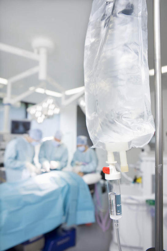 西方人,三个人,伙伴,朋友,医生,病人,医院,站,躺,竖图,室内,白天,正面,工作服,制服,友谊,合作,团队,仪器,照明,欧洲,欧洲人,不锈钢,检查,工作,反射,分离,分析,科学,不锈钢制品,放大镜,灯光,过滤,分开,灯,蓝色,口罩,手套,灯具,观察,站着,医护人员,医疗人员,隔断,橡胶,清晰,探索,战略,遮掩,放大,观看,隔离,仔细,照亮,透镜,手术,医疗,医疗设备,卫生,手术室,掩盖,凸透镜,遮挡,聚焦,照明设备,关注,净化,病患,间隔,医疗器械,橡胶手套,预防,橡胶制品,遮盖,无影灯,防尘,医疗机构,SL手术放大镜,输液架,医用手套,光学,清楚,联合,合谋,掩饰,断绝,隔开,屏蔽,屏绝,远离,中断,阻遏,阻隔,工作制服,医疗用具,手术放大镜,卧着,配合,协作,男人,男性,年轻女性,女人,女性,中年男性,中年女性,白种人,大夫,患者,就医者,躺着,卧,站立,半身,彩图,工作套服,病院,诊所