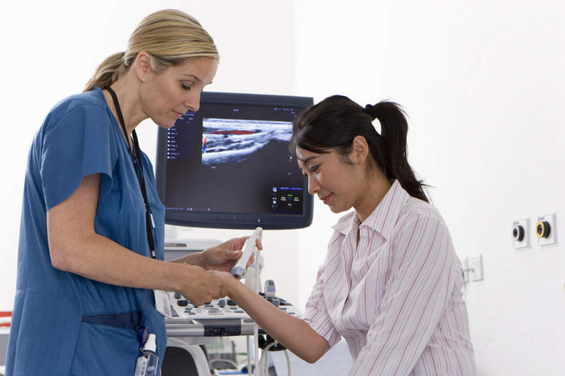 西方人,两个人,医生,病人,医院,站,坐,横图,照片,室内,白天,侧面,工作服,衬衫,制服,显示器,欧洲,欧洲人,检查,医学,屏幕,注视,显示屏,相视,蓝色,观察,看,站着,医护人员,医疗人员,面对面,治疗,摄影,观看,对视,察看,检测,医疗设备,互视,关注,病患,B超,红外线,医疗器械,相对,输出设备,医疗机构,相看,工作制服,年轻女性,女人,女性,中年女性,白种人,大夫,患者,就医者,相片,站立,坐着,半身,彩图,衬衣,工作套服,拍摄,照相,病院,诊所