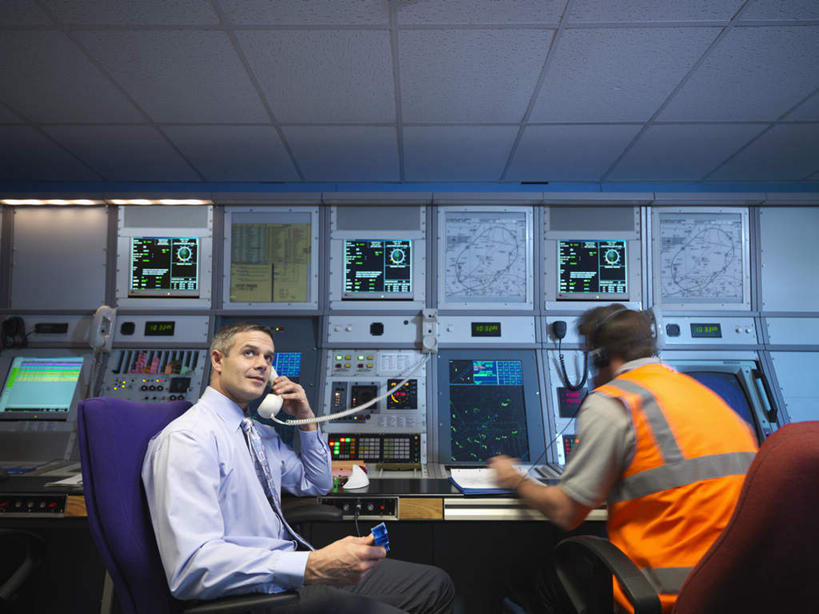 西方人,背部,两个人,伙伴,朋友,办公室,坐,笑,打电话,微笑,横图,室内,白天,工作服,制服,通讯,友谊,合作,团队,客服,天花板,电话,椅子,欧洲,欧洲人,握,信息,笔,标志,数字,文字,字符,办公用品,指针,拿,话务员,拿着,注视,通讯设备,标识,文具,耳机,耳麦,话筒,学习用品,观察,看,橙色,电话线,战略,服务,握着,通信,阿拉伯数字,观看,协调,文具用品,察看,麦克风,固定电话,头戴式耳麦,关注,销售,记录板,仪表盘,记事板,客服人员,电话销售,联合,合谋,工作制服,接待员,交流,配合,协作,男人,男性,中年男性,白种人,接线员,电话机,沟通,通话,坐着,半身,彩图,工作套服,安全服,反光背心,反光服,反光衣,头戴式耳机