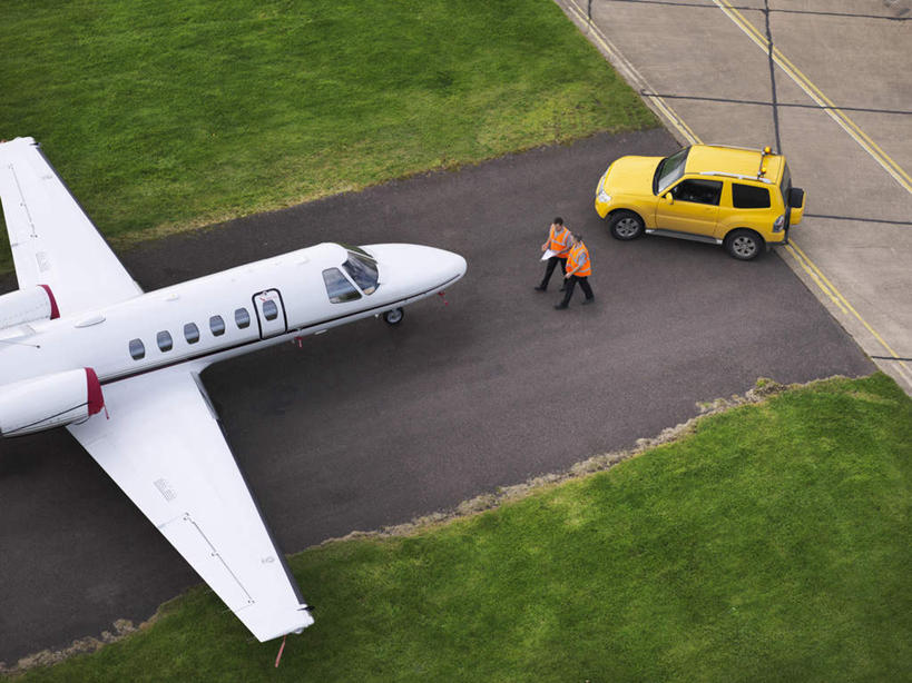西方人,两个人,伙伴,朋友,机修工,机场,走,横图,俯视,室外,白天,工作服,制服,友谊,合作,团队,草地,草坪,植物,飞机,飞机场,汽车,欧洲,欧洲人,停靠,检查,地面,交通,面包车,航空,车,草,工人,黄色,绿色,停机坪,交通工具,橙色,战略,运输,一架,客机,停泊,载具,联合,合谋,工作制服,配合,协作,男人,男性,中年男性,白种人,机械师,机修工人,步行,散步,走路,彩图,高角度拍摄,全身,工作套服,安全服,反光背心,反光服,反光衣