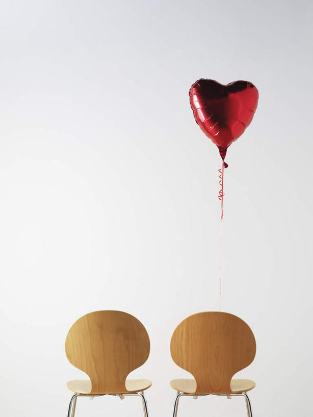 无人,竖图,室内,特写,白天,白色背景,正面,爱情,椅子,爱心,漂浮,装饰,塑料,木椅,两把,浪漫,一个,红色,气球,塑料制品,温暖,温馨,心形,橡胶,恩爱,摄影,影棚,单个,华丽,修饰,点缀,和睦,橡胶制品,衬托,美观,雅致,雅观,心型,彩图,影棚拍摄,拍摄,融洽