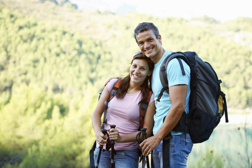 西方人,两个人,家庭,夫妻,站,抱,笑,微笑,露齿笑,横图,室外,白天,正面,T恤衫,爱情,树林,植物,欧洲,欧洲人,阴影,服装,裤子,光线,包,工具,器材,影子,浪漫,T恤,旅行包,注视,牛仔裤,休闲装,树,树木,衣服,粉色,蓝色,绿色,阳光,自然,背包,观察,看,靠,靠着,站着,休闲,温暖,温馨,一家人,休闲服,器械,恩爱,恋人,服饰,生长,成长,拐杖,抱着,观看,和睦,察看,搂着,关注,登山杖,辅助设备,旅游包,登山棍,男人,男性,年轻女性,女人,女性,中年男性,白种人,年轻人,夫妇,情侣,登山,搂,搂抱,爬山,站立,半身,彩图,伴侣,融洽,双肩包