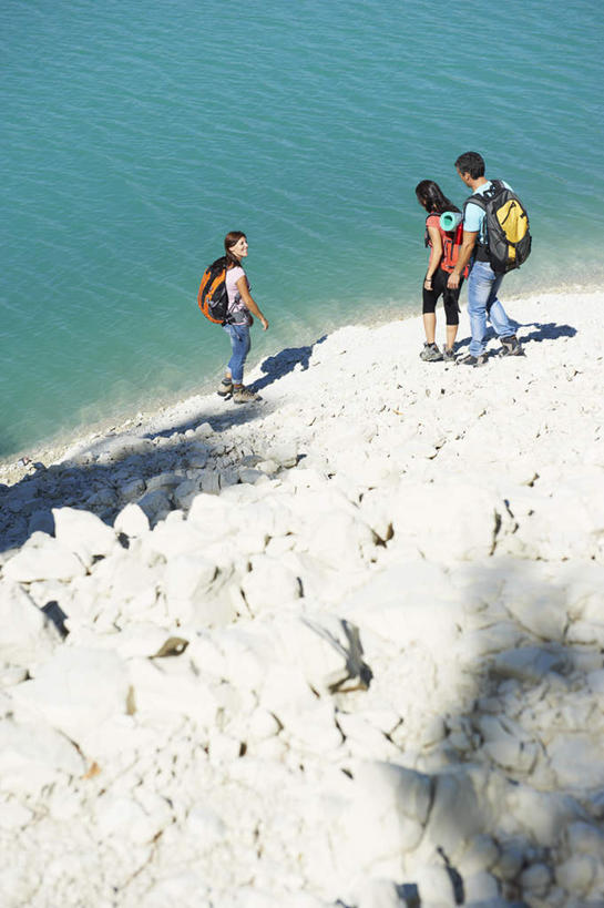 西方人,三个人,伙伴,朋友,站,竖图,俯视,室外,白天,友谊,湖,湖泊,沙滩,水,欧洲,欧洲人,阴影,服装,裤子,光线,包,工具,器材,沙子,影子,湖面,水流,水面,沙地,旅行包,注视,牛仔裤,休闲装,衣服,阳光,背包,湖水,观察,看,站着,休闲,休闲服,器械,服饰,拐杖,观看,察看,关注,露营,睡袋,野营,宿营,登山杖,快捷,辅助设备,方便,旅游包,登山棍,友情,男人,男性,年轻女性,女人,女性,中年男性,白种人,登山,爬山,站立,彩图,高角度拍摄,全身,双肩包