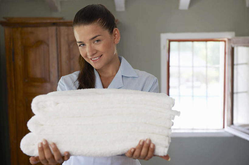 西方人,一个人,服务员,宾馆,站,捧,笑,微笑,露齿笑,横图,室内,白天,正面,工作服,制服,窗户,床,地板,柜子,天花板,卧室,酒店,欧洲,欧洲人,仅一个女性,仅一个人,许多,纺织物,围裙,墙,双人床,床单,地面,折叠,注视,被子,木地板,玻璃窗,墙壁,墙面,白色,橱柜,毛巾,观察,看,清洁,站着,仅一个中年女性,观看,保暖,察看,被单,关注,透气,防水,工作制服,储水,耐磨,吸水,女人,女性,中年女性,白种人,服务生,侍者,端,端着,捧着,手捧,站立,半身,彩图,工作套服,睡房,卧房,客店,客栈,旅店,旅馆,旅舍