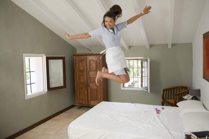 西方人,一个人,服务员,宾馆,跳,伸展双臂,笑,微笑,横图,室内,白天,正面,工作服,制服,窗户,床,地板,柜子,天花板,卧室,酒店,椅子,欧洲,欧洲人,仅一个女性,仅一个人,围裙,木椅,墙,双人床,床单,地面,半空,注视,光脚,被子,木地板,玻璃窗,墙壁,墙面,橱柜,观察,看,仅一个中年女性,赤脚,观看,察看,被单,关注,工作制服,女人,女性,中年女性,白种人,服务生,侍者,敞开双臂,伸开双臂,跳跃,展开双肩,张开手臂,张开双臂,彩图,全身,工作套服,睡房,卧房,客店,客栈,旅店,旅馆,旅舍