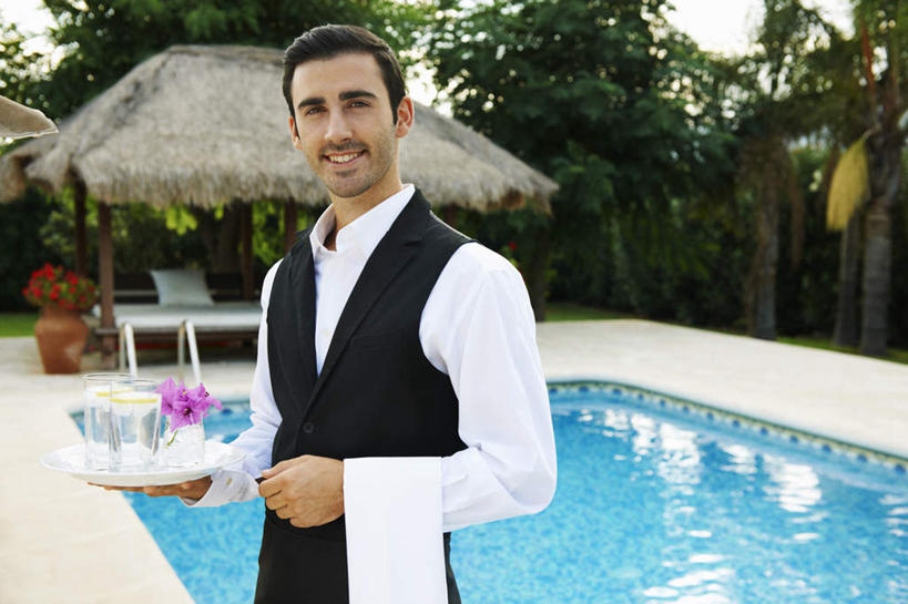 西方人,一个人,服务员,游泳池,家,横图,室外,白天,正面,工作服,制服,水,植物,棕榈树,杯子,叶子,椅子,托盘,欧洲,欧洲人,仅一个男性,仅一个人,一座,阴影,盛开,光线,纺织物,影子,房屋,木椅,躺椅,屋子,草屋,水池,水面,绿叶,花蕾,泳池,住宅,玻璃制品,花,花瓣,花朵,鲜花,树,树木,仅一个年轻男性,两朵,蓝色,绿色,紫色,倒影,天空,阳光,自然,水杯,毛巾,茅草屋,天,花苞,花蕊,清洁,嫩叶,生长,成长,马甲,保暖,倒映,透气,棕榈叶,防水,工作制服,储水,反照,耐磨,吸水,男人,男性,年轻男性,白种人,服务生,侍者,叶,叶片,玻璃杯,半身,彩图,工作套服,房子,茅舍,茅屋,小屋