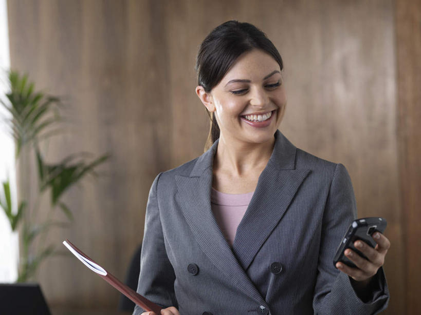 西方人,一个人,商务人士,商务女性,办公室,坐,笑,打电话,微笑,露齿笑,横图,室内,白天,正面,电脑,笔记本电脑,植物,窗户,电话,手机,欧洲,欧洲人,仅一个年轻女性,仅一个女性,仅一个人,握,套装,网络,材料,档案,盆栽,文件,纸,墙,盆景,拿,拿着,注视,通讯设备,玻璃窗,墙壁,墙面,绿色,自然,手稿,资料,观察,看,握着,生长,成长,观看,证明,察看,无线,关注,文档,通信设备,商务装,无线网络,无线上网,便携式电脑,工薪阶层,交流,手提电脑,年轻女性,女人,女性,白种人,白领,上班族,沟通,通话,坐着,半身,彩图