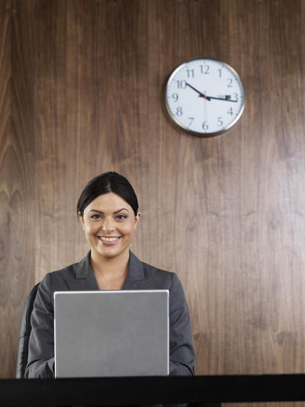 西方人,一个人,商务人士,商务女性,办公室,坐,笑,微笑,露齿笑,竖图,室内,白天,正面,电脑,笔记本电脑,欧洲,欧洲人,仅一个年轻女性,仅一个女性,仅一个人,套装,时间,网络,时钟,墙,计时,注视,通讯设备,墙壁,墙面,挂钟,钟表,观察,看,表,观看,察看,无线,关注,通信设备,商务装,无线网络,无线上网,便携式电脑,工薪阶层,手提电脑,年轻女性,女人,女性,白种人,白领,上班族,钟,坐着,半身,彩图