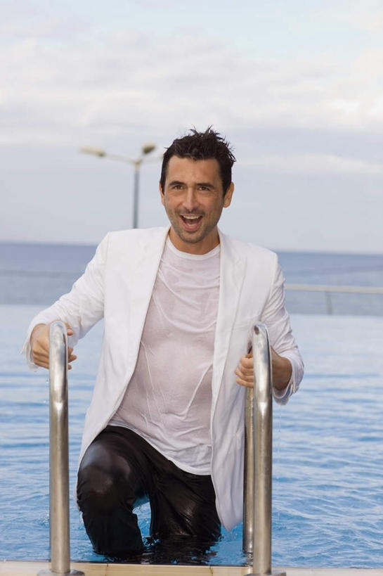 西方人,一个人,游泳池,栏杆,走,笑,微笑,竖图,室外,白天,正面,海浪,海洋,水,欧洲,欧洲人,仅一个男性,仅一个人,仅一个中年男性,阴影,波纹,服装,光线,扶手,影子,浪花,水池,水面,云,云朵,涟漪,云彩,注视,休闲装,泳池,护栏,衣服,蓝色,白云,蓝天,水纹,天空,阳光,海水,波浪,天,扶,观察,看,休闲,休闲服,服饰,晴朗,观看,察看,扶着,关注,海景,水晕,男人,男性,中年男性,白种人,大海,风浪,海,海水的波动,近岸浪,涌浪,晴空,步行,走路,半身,彩图