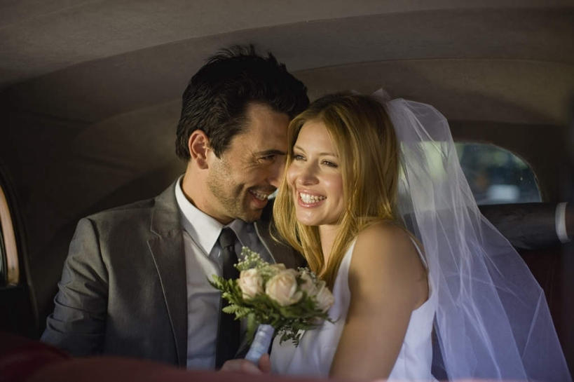 西方人,两个人,家庭,夫妻,新娘,新郎,坐,抱,笑,微笑,露齿笑,横图,室内,白天,正面,婚纱,西装,爱情,婚礼,快乐,窗户,汽车,欧洲,欧洲人,握,头纱,正装,庆祝,盛开,捧花,手捧花,结婚,浪漫,拿,花蕾,拿着,注视,玻璃窗,车,花,花瓣,花朵,鲜花,白色,车窗,交通工具,轿车,花束,花苞,花蕊,观察,看,一束,温暖,温馨,喜庆,一家人,恩爱,握着,恋人,抱着,观看,纪念,和睦,察看,搂着,关注,载具,婚礼捧花,男人,男性,年轻女性,女人,女性,中年男性,白种人,年轻人,夫妇,情侣,搂,搂抱,坐着,半身,彩图,婚礼服,礼服,高兴,婚礼头纱,伴侣,融洽