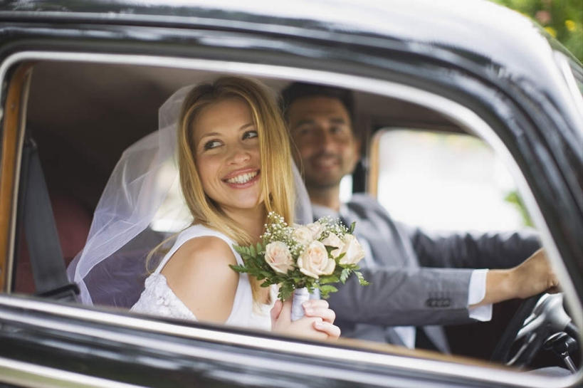 西方人,两个人,家庭,夫妻,新娘,新郎,坐,笑,微笑,露齿笑,横图,室外,白天,侧面,婚纱,西装,爱情,婚礼,快乐,植物,窗户,汽车,欧洲,欧洲人,握,头纱,正装,庆祝,盛开,捧花,手捧花,结婚,浪漫,拿,花蕾,拿着,注视,玻璃窗,车,花,花瓣,花朵,鲜花,树,树木,绿色,白色,自然,车窗,交通工具,轿车,花束,花苞,花蕊,观察,驾驶,开车,看,一束,温暖,温馨,喜庆,一家人,恩爱,握着,恋人,生长,成长,观看,纪念,和睦,察看,关注,载具,婚礼捧花,男人,男性,年轻女性,女人,女性,中年男性,白种人,年轻人,夫妇,情侣,坐着,半身,彩图,婚礼服,礼服,高兴,婚礼头纱,伴侣,融洽