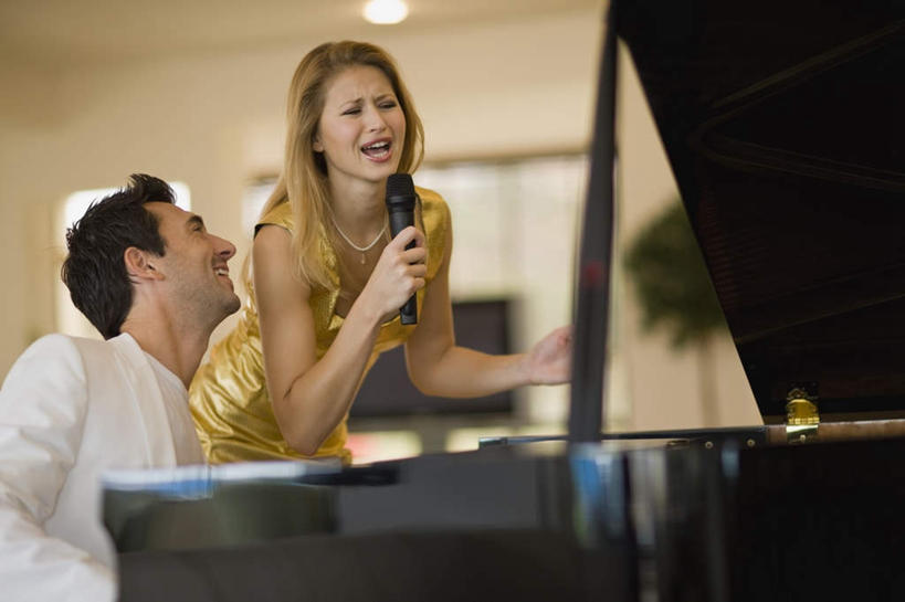 西方人,头发,两个人,歌唱家,酒吧,站,坐,笑,微笑,横图,室内,白天,正面,裙子,聚会,奢侈,夜生活,键盘,天花板,照明,欧洲,欧洲人,握,连衣裙,服装,钢琴,灯光,乐器,拿,演奏,拿着,注视,休闲装,娱乐,顶灯,灯,衣服,黄色,话筒,灯具,观察,看,站着,休闲,休闲服,金色,放松,弹琴,握着,唱歌,服饰,观看,夜店,吊带裙,照亮,察看,麦克风,键盘乐器,照明设备,关注,扩音器,演唱,夜总会,传声器,微音器,男人,男性,年轻女性,女人,女性,中年男性,白种人,歌手,站立,坐着,半身,彩图,酒吧间,酒馆