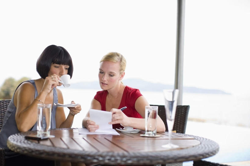 咖啡,西方人,两个人,伙伴,朋友,商务人士,商务女性,坐,说,横图,室外,白天,正面,裙子,讨论,友谊,幸福,合作,团队,植物,餐桌,靠垫,桌面,桌子,杯子,椅子,欧洲,欧洲人,喝,握,连衣裙,套装,材料,瓷器,档案,文件,纸,咖啡杯,靠枕,陶瓷制品,拿,拿着,注视,娱乐,玻璃制品,树,树木,饮料,红色,绿色,天空,自然,手稿,水杯,资料,垫子,枕头,天,观察,看,享受,休闲,温馨,放松,乐趣,战略,握着,生长,成长,餐台,观看,证明,察看,提神,舒适,关注,文档,咖啡店,瓷杯,醒脑,商务装,咖啡屋,工薪阶层,联合,合谋,软饮料,交流,配合,协作,年轻女性,女人,女性,中年女性,白种人,白领,上班族,玻璃杯,沟通,讲话,交谈,商讨,说话,谈话,坐着,半身,彩图,咖啡馆