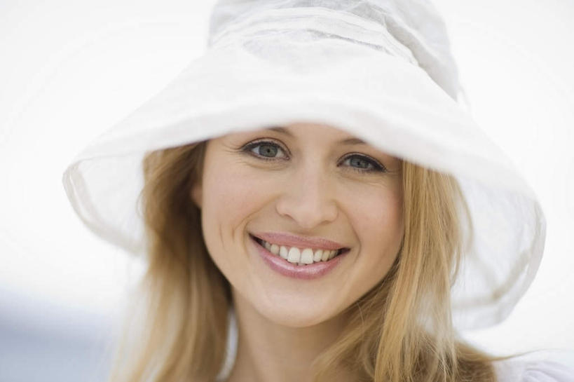 西方人,脸,头,脸颊,一个人,站,笑,微笑,露齿笑,横图,室外,特写,白天,正面,帽子,欧洲,欧洲人,仅一个年轻女性,仅一个女性,仅一个人,阴影,朦胧,模糊,光线,影子,注视,白色,阳光,遮阳帽,观察,看,站着,金色,观看,察看,关注,年轻女性,女人,女性,白种人,头部,长发,脸部,脸蛋,面部,站立,半身,彩图