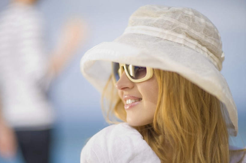 西方人,脸,头,脸颊,一个人,站,笑,微笑,露齿笑,横图,室外,特写,白天,正面,帽子,欧洲,欧洲人,仅一个年轻女性,仅一个女性,仅一个人,阴影,服装,朦胧,模糊,光线,墨镜,眼镜,影子,注视,休闲装,衣服,白色,阳光,太阳镜,太阳眼镜,遮阳帽,观察,看,站着,休闲,休闲服,金色,遮阳镜,服饰,观看,察看,关注,年轻女性,女人,女性,白种人,头部,长发,脸部,脸蛋,面部,站立,半身,彩图