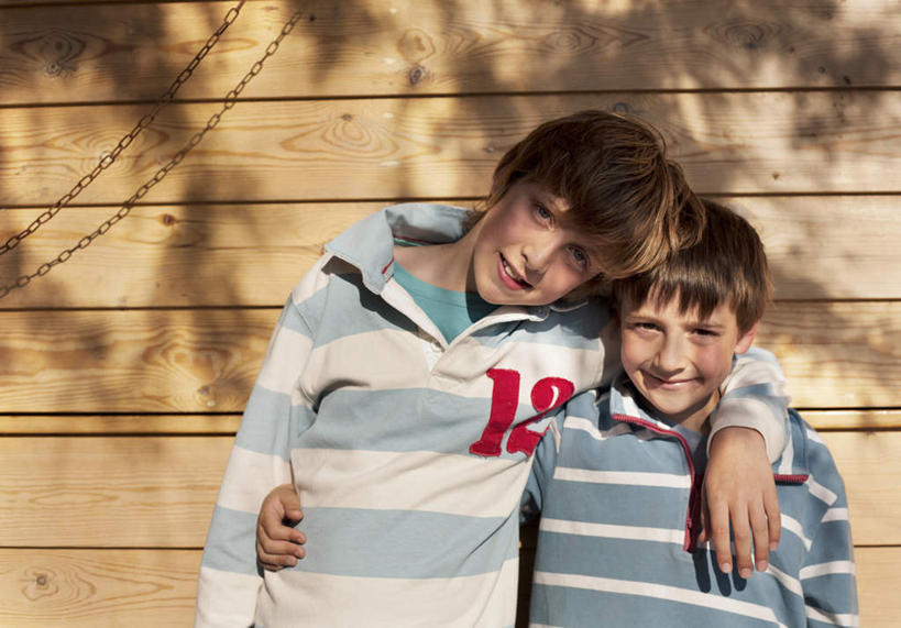 西方人,儿童,两个人,家庭,兄弟,站,抱,笑,微笑,露齿笑,横图,室外,白天,正面,纯洁,欧洲,欧洲人,阴影,条纹,服装,反射,光线,木制,影子,墙,棕色,注视,休闲装,墙壁,墙面,小孩,衣服,阳光,木制品,观察,看,站着,休闲,温暖,温馨,一家人,休闲服,可爱,童年,童趣,服饰,抱着,观看,和睦,察看,搂着,关注,童真,烂漫,无邪,天真,男孩,男人,男性,白种人,搂,站立,半身,彩图,融洽,短发,男生