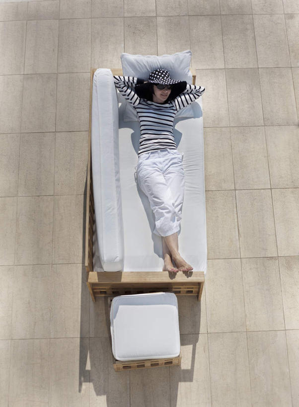 西方人,一个人,坐,笑,盘腿,微笑,露齿笑,竖图,俯视,室外,白天,地板,靠垫,帽子,书籍,椅子,欧洲,欧洲人,仅一个女性,仅一个人,一本,阴影,条纹,服装,光线,影子,木椅,靠枕,地面,注视,休闲装,木地板,衣服,白色,阳光,遮阳帽,垫子,枕头,打开,看,仅一个中年女性,休闲,休闲服,服饰,开启,关注,女人,女性,中年女性,白种人,书,图书,盘腿而坐,盘膝,盘着腿的,盘着腿坐,双腿交叉,抬头,仰头,坐着,彩图,高角度拍摄,全身