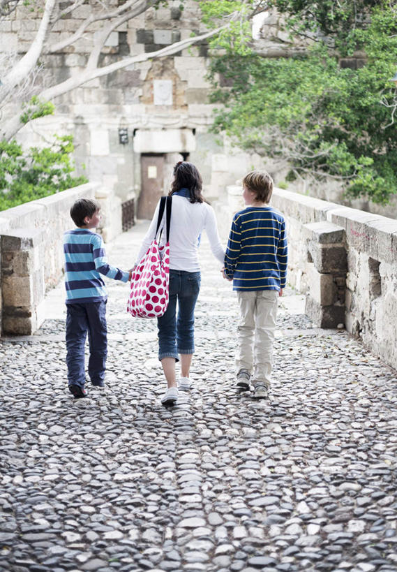 西方人,儿童,中年人,三个人,家庭,母亲,儿子,栏杆,走,握手,竖图,室外,白天,纯洁,草地,草坪,山,植物,道路,路,欧洲,欧洲人,一排,服装,裤子,整齐,包,方格,格子,山峰,围栏,小路,交通,山峦,牛仔裤,休闲装,护栏,草,排列,小孩,背面,衣服,粉色,蓝色,绿色,休闲,温暖,温馨,母子,一家人,休闲服,可爱,母爱,童年,童趣,服饰,单肩包,和睦,队列,童真,烂漫,无邪,天真,男孩,女人,女性,中年女性,白种人,孩子,步行,搀手,拉手,散步,手搀手,手拉手,手牵手,手握手,走路,彩图,全身,融洽,男生