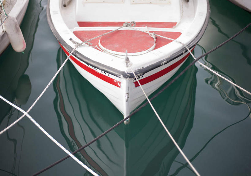 无人,码头,横图,俯视,室外,白天,湖,湖泊,水,港口,船,一艘,停靠,阴影,漂浮,光线,影子,湖面,水流,水面,游艇,红色,倒影,阳光,绳子,交通工具,湖水,绳索,倒映,停泊,载具,缆绳,游艇码头,反照,彩图,高角度拍摄,摆渡口,埠头,渡口,渡头,港湾,海港,口岸