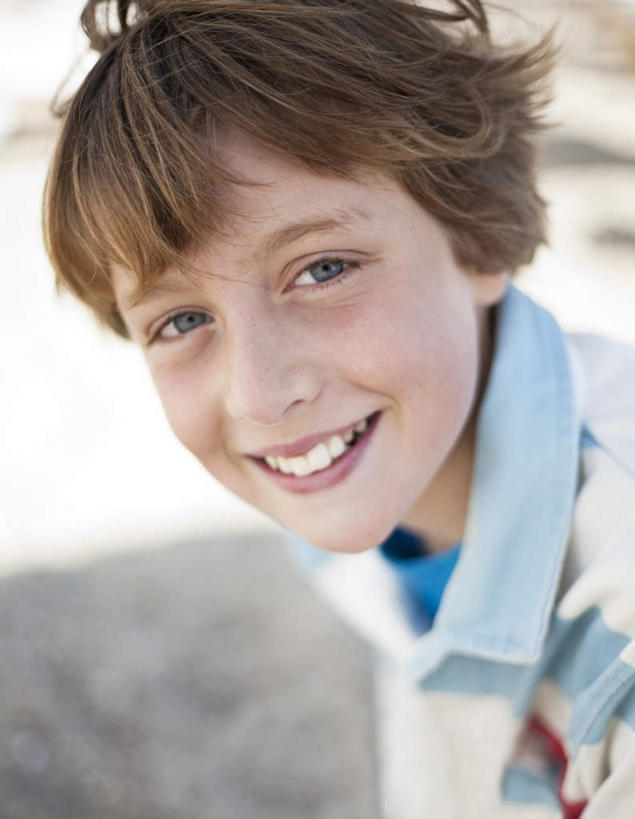 西方人,儿童,脸,头,脸颊,一个人,站,笑,微笑,露齿笑,竖图,室外,特写,白天,侧面,纯洁,沙滩,欧洲,欧洲人,仅一个男性,仅一个人,阴影,服装,朦胧,模糊,光线,沙子,影子,海岸,棕色,沙地,注视,休闲装,小孩,衣服,阳光,观察,看,站着,仅一个小孩,休闲,休闲服,可爱,童年,童趣,服饰,观看,察看,关注,童真,烂漫,无邪,天真,男孩,男人,男性,白种人,孩子,头部,脸部,脸蛋,面部,海滩,站立,半身,彩图,短发,男生