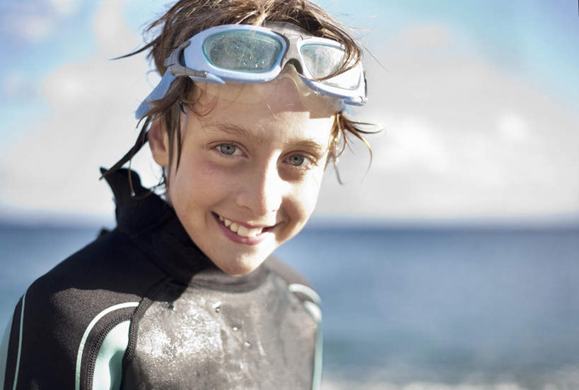 西方人,儿童,一个人,站,笑,微笑,露齿笑,横图,室外,白天,正面,纯洁,海浪,海洋,沙滩,欧洲,欧洲人,仅一个男性,仅一个人,阴影,服装,朦胧,模糊,光线,沙子,眼镜,影子,海岸,浪花,云,云朵,棕色,沙地,云彩,注视,小孩,衣服,蓝色,白云,蓝天,天空,阳光,海水,天,观察,看,站着,仅一个小孩,可爱,童年,童趣,潜水服,服饰,潮湿,晴朗,观看,察看,衣着,穿着,关注,近视眼镜,海景,童真,烂漫,无邪,湿润,衣饰,天真,男孩,男人,男性,白种人,孩子,大海,风浪,海,海水的波动,海滩,近岸浪,涌浪,晴空,站立,半身,彩图,湿式潜水服,短发,男生