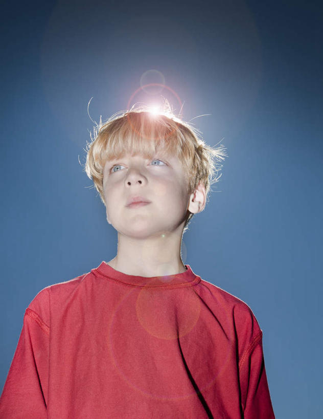 西方人,儿童,一个人,站,竖图,室外,白天,仰视,T恤衫,纯洁,欧洲,欧洲人,仅一个男性,仅一个人,阴影,服装,光线,影子,T恤,注视,休闲装,小孩,衣服,红色,蓝色,蓝天,天空,阳光,天,观察,看,站着,仅一个小孩,休闲,休闲服,金色,可爱,童年,童趣,服饰,晴朗,观看,察看,关注,童真,烂漫,无邪,万里无云,天真,男孩,男人,男性,白种人,孩子,晴空,晴空万里,站立,半身,彩图,低角度拍摄,眩光,短发,男生