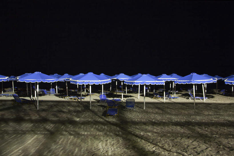 无人,横图,室外,夜晚,正面,旅游,度假,沙滩,椅子,一排,许多,阴影,整齐,反射,沙子,影子,遮阳伞,躺椅,海岸,沙地,娱乐,排列,蓝色,天空,天,享受,休闲,放松,沙滩椅,队列,海滩,彩图