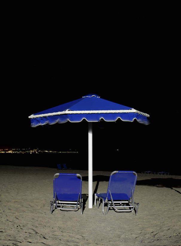 无人,竖图,室外,夜晚,正面,旅游,度假,沙滩,椅子,阴影,反射,沙子,影子,遮阳伞,躺椅,海岸,沙地,两把,娱乐,一个,蓝色,天空,天,享受,休闲,放松,单个,沙滩椅,海滩,彩图