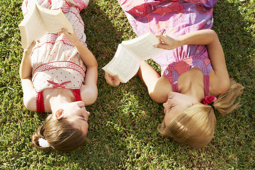 西方人,儿童,两个人,家庭,姐妹,躺,横图,俯视,室外,白天,裙子,纯洁,草地,草坪,植物,书籍,欧洲,欧洲人,握,阴影,连衣裙,光线,影子,拿,拿着,注视,草,小孩,绿色,紫色,阳光,打开,观察,看,温暖,温馨,一家人,可爱,童年,童趣,握着,观看,和睦,察看,开启,关注,童真,烂漫,无邪,卧着,天真,女孩,女人,女性,白种人,书,图书,躺着,卧,半身,彩图,高角度拍摄,融洽,女生
