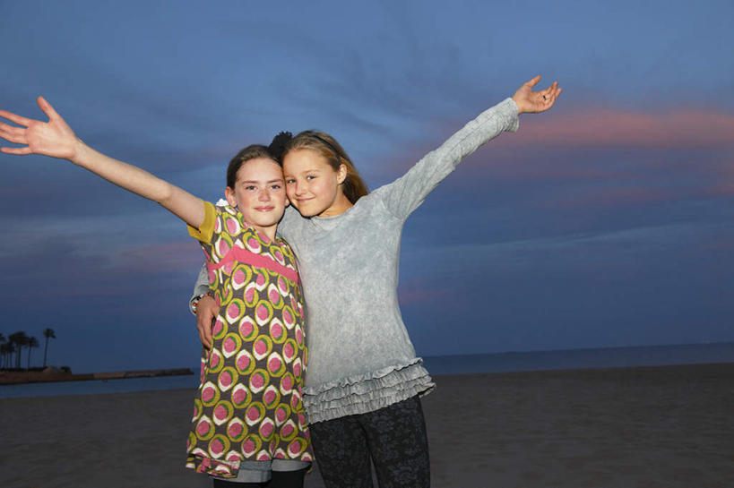 西方人,儿童,两个人,家庭,姐妹,站,伸展双臂,抱,笑,微笑,横图,室外,白天,正面,纯洁,海浪,海洋,日落,欧洲,欧洲人,服装,浪花,晚霞,霞光,云,云朵,落日,云彩,注视,休闲装,小孩,衣服,蓝色,蓝天,天空,海水,黄昏,天,观察,看,站着,休闲,温暖,温馨,一家人,休闲服,彩霞,可爱,童年,童趣,服饰,抱着,观看,和睦,察看,搂着,关注,海景,童真,烂漫,无邪,夕照,天真,女孩,女人,女性,白种人,大海,风浪,海,海水的波动,近岸浪,涌浪,夕阳,敞开双臂,搂,搂抱,伸开双臂,展开双肩,站立,张开手臂,张开双臂,半身,彩图,融洽,斜阳,女生