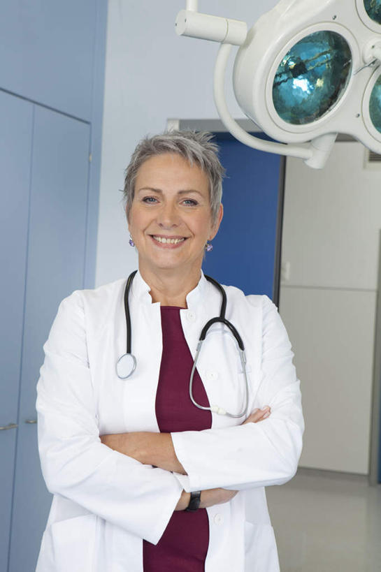 西方人,一个人,医生,医院,站,笑,双手交叉,微笑,露齿笑,竖图,室内,白天,正面,照明,欧洲,欧洲人,仅一个女性,仅一个人,墙,灯光,注视,墙壁,墙面,灯,白色,听诊器,灯具,观察,看,站着,仅一个中年女性,医护人员,医疗人员,观看,照亮,察看,手术,医疗设备,双手抱胸,白大褂,照明设备,关注,医疗器械,医疗工具,无影灯,医疗机构,检测工具,女人,女性,中年女性,白种人,大夫,站立,半身,彩图,病院,诊所