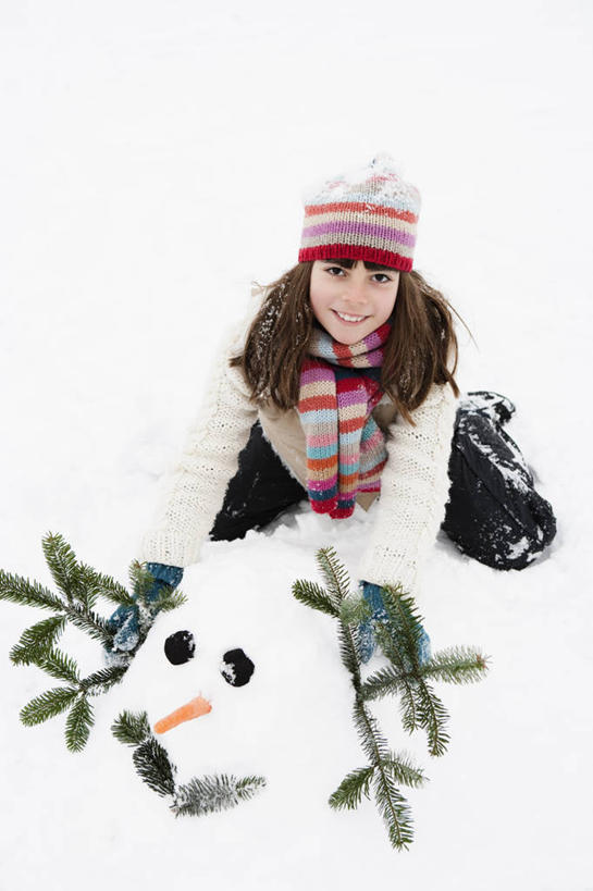 西方人,儿童,一个人,跪,笑,摸,微笑,露齿笑,竖图,俯视,室外,白天,纯洁,雪,植物,大雪,萝卜,胡萝卜,蔬菜,欧洲,欧洲人,仅一个女性,仅一个人,抚摸,阴影,堆叠,服装,新鲜,装饰,光线,影子,积雪,雪景,冬季,冬天,食品,枝条,扭头,注视,休闲装,树,树木,树枝,食物,一个,小孩,衣服,阳光,手套,围巾,观察,看,转头,仅一个小孩,休闲,温暖,休闲服,寒冷,可爱,童年,童趣,服饰,有机食品,绿色食品,单个,围脖,观看,堆,保暖,华丽,点缀,察看,御寒,关注,黄萝卜,番萝卜,童真,烂漫,无邪,衬托,美观,雅致,雅观,严寒,杉木,虬枝,枝杈,天真,女孩,女人,女性,白种人,孩子,红萝卜,甘荀,触摸,跪着,接触,抬头,仰头,彩图,高角度拍摄,全身,沙木,沙树,丁香萝卜,胡芦菔金,女生