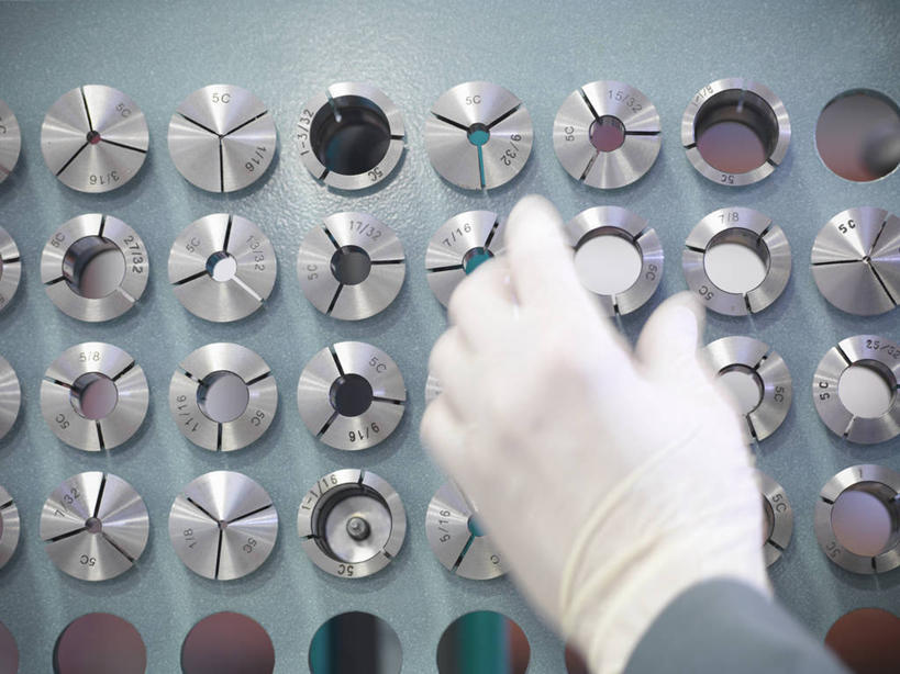 西方人,手,一个人,技术人员,工厂,摸,横图,室内,特写,白天,正面,工作服,制服,安全,车间,机器,欧洲,欧洲人,仅一个男性,仅一个人,仅一个中年男性,一排,许多,抚摸,握,朦胧,模糊,整齐,圆形,配件,图形,圆,防护,很多,几何,拿,拿着,排列,手套,手部,机械,握着,保护,单手,队列,数学,保险,保全,周全,安稳,安定,防护手套,工作制服,平安,男人,男性,中年男性,白种人,技术员,触摸,接触,半身,彩图,工作套服,制造厂,几何图形,平面图形