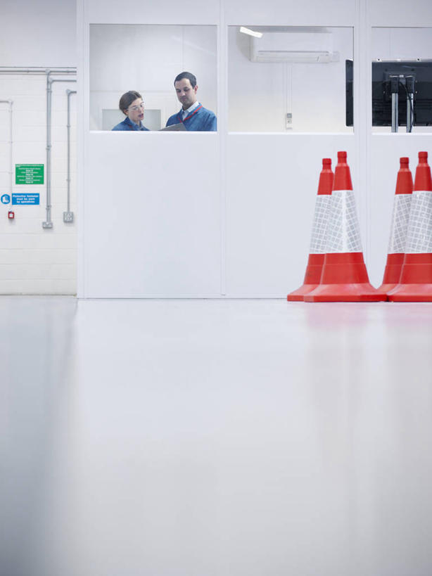 西方人,两个人,同事,技术人员,站,说,竖图,室内,白天,仰视,工作服,制服,讨论,成功,合作,团队,集体,信心,窗户,门,欧洲,欧洲人,握,分离,材料,瓷砖,档案,地砖,电器,文件,墙,实验室,研究室,地面,警告,拿,拿着,扭头,注视,队伍,玻璃窗,墙壁,墙面,空调,资料,门框,低头,观察,看,站着,转头,警示,握着,观看,隔离,禁止,提醒,调节,察看,领导,舒适,家电,家用电器,成就,关注,提示,限制,文档,调整,合伙,领袖,交通标志,试验室,路锥,交通锥,工作制服,空气调节器,交流,危险,男人,男性,年轻女性,女人,女性,中年男性,白种人,技术员,沟通,讲话,交谈,商讨,说话,谈话,站立,彩图,低角度拍摄,全身,工作套服