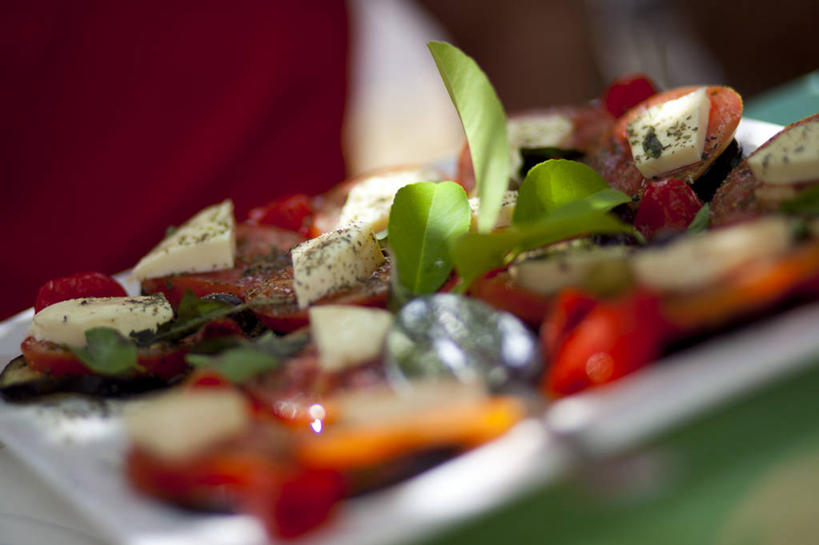 奶酪,无人,横图,室内,特写,白天,正面,植物,餐桌,桌子,蔬菜,西红柿,餐具,叶子,阴影,朦胧,模糊,新鲜,反射,碟子,盘,影子,生食,蔬菜沙拉,香料,干酪,起司,沙拉,食品,绿叶,草药,芝士,营养,色拉,沙律,中药,食物,一个,盘子,碟,香草,嫩叶,乳酪,有机食品,绿色食品,单个,餐台,色拉酱,罗勒,乳制品,千岛酱,紫苏,药材,中草药,发酵,九层塔,圣约瑟夫草,甜罗勒,兰香,中药材,本草,马苏里拉,马苏里拉奶酪,马祖里拉,莫扎雷拉,莫兹瑞拉,莫扎里拉,叶,叶片,洋柿子,柑仔蜜,番茄,臭柿,彩图,六月柿,喜报三元