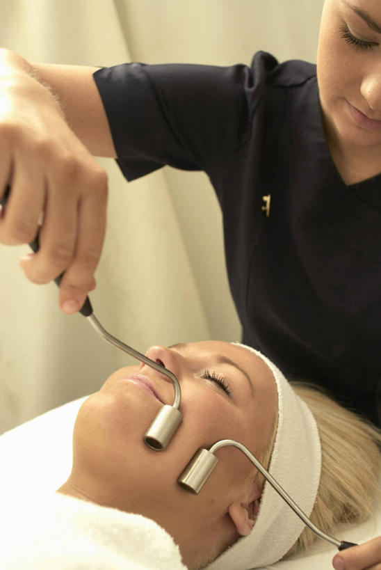 西方人,两个人,按摩师,坐,躺,闭眼,竖图,俯视,室内,白天,按摩,美容,窗帘,床,欧洲,欧洲人,握,阴影,服装,装饰,反射,器材,束发带,影子,床单,拿,拿着,注视,休闲装,被子,衣服,帘子,低头,观察,看,享受,休闲,健康,休闲服,遮阳,握着,保健,服饰,观看,华丽,修饰,点缀,减肥,察看,被单,关注,指压,按摩床,衬托,美观,雅致,雅观,卧着,年轻女性,女人,女性,白种人,技师,闭眼睛,闭着眼,闭着眼睛,躺着,卧,坐着,半身,彩图,高角度拍摄,推拿,保健器材,瘦脸按摩器,搓背床,理疗床,美容床,指压床,保健人员