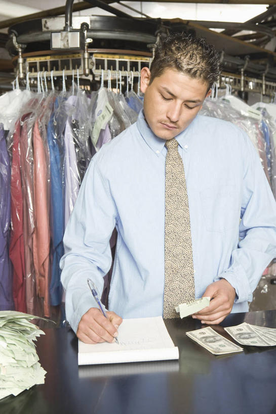 西方人,一个人,店员,商店,站,竖图,室内,白天,正面,衬衫,钱,美元,桌面,桌子,衣架,欧洲,欧洲人,仅一个男性,仅一个人,握,服装,朦胧,模糊,木制,笔,钱币,办公用品,记事本,领带,美金,拿,拿着,注视,商铺,水笔,文具,仅一个年轻男性,衣服,本子,笔记本,木制品,学习用品,低头,观察,看,站着,营业员,握着,钞票,金融,纸币,服饰,经济,观看,文具用品,察看,书写,衣着,穿着,关注,美圆,干洗店,流通,纸钞,贸易,市肆,商号,销售人员,衣饰,货币,现金,男人,男性,年轻男性,白种人,售货员,挂衣架,晾衣架,站立,半身,彩图,衬衣,店铺