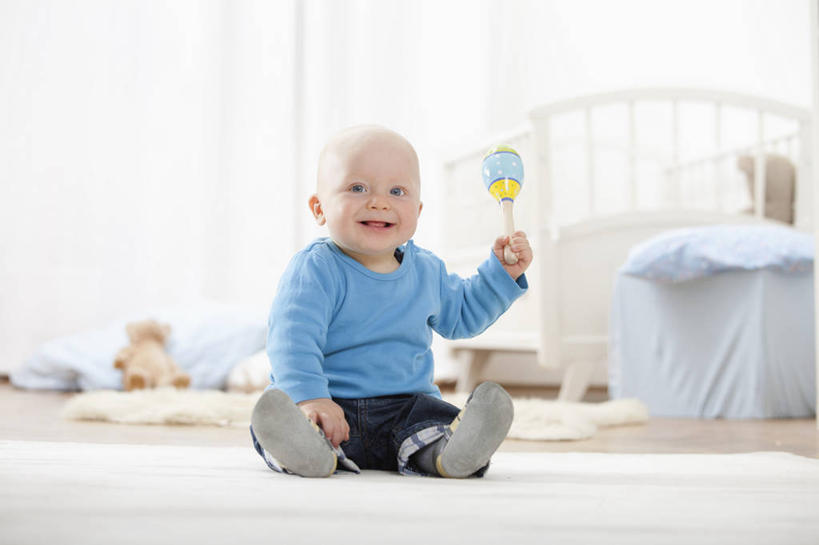 西方人,婴儿,儿童,一个人,坐,笑,微笑,横图,室内,白天,正面,婴儿服装,游戏,纯洁,安全,床,卧室,玩具,欧洲,欧洲人,仅一个人,握,服装,朦胧,模糊,墙,拿,玩,拿着,注视,娱乐,墙壁,墙面,小孩,衣服,白色,观察,看,休闲,舒服,可爱,益智,握着,服饰,单人床,活泼,婴儿用品,观看,活动,婴儿床,保护,察看,舒适,衣着,穿着,发泄,关注,消遣,智力,摇铃,宝宝,纯真,烂漫,无邪,宣泄,衣饰,伶俐,天真,白种人,孩子,玩耍,嬉戏,坐着,彩图,全身,婴儿服,睡房,卧房,手摇铃