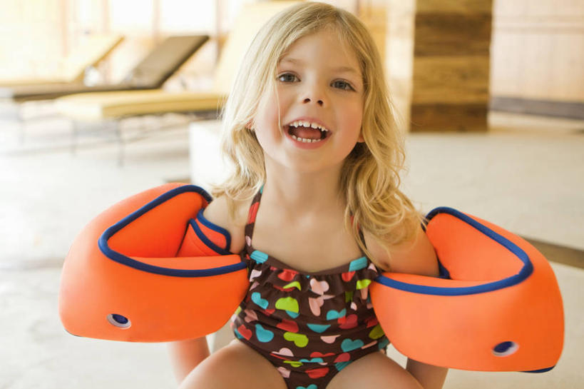 游泳,西方人,儿童,一个人,游泳池,坐,笑,微笑,露齿笑,横图,室外,白天,正面,泳装,纯洁,水,椅子,欧洲,欧洲人,仅一个女性,仅一个人,阴影,朦胧,模糊,光线,救生圈,影子,塑料,躺椅,水池,水面,注视,泳池,小孩,阳光,塑料制品,游泳圈,观察,看,仅一个小孩,可爱,童年,童趣,充气,观看,沙滩椅,察看,救生,关注,童真,烂漫,无邪,连体泳衣,泅水,天真,女孩,女人,女性,白种人,孩子,坐着,半身,彩图,泳衣,浮圈,手臂浮圈,手臂圈,手臂游泳圈,女生