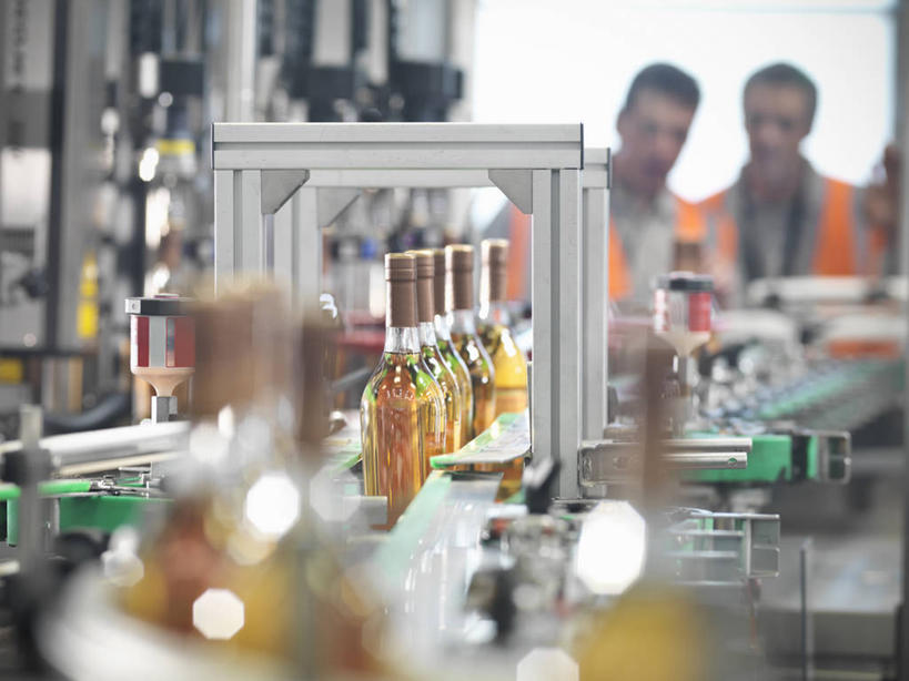 威士忌,西方人,两个人,同事,工厂,站,搬运,横图,室内,白天,正面,工作服,制服,成功,合作,团队,集体,信心,机器,欧洲,欧洲人,一排,许多,握,阴影,朦胧,模糊,整齐,并列,并排,反射,传输,影子,墙,酒类,红酒瓶,注视,队伍,墙壁,墙面,玻璃制品,酒,酒瓶,饮料,排列,工人,玻璃瓶,瓶子,观察,看,站着,机械,握着,运输,观看,自动,传送带,察看,便利,领导,传送,葡萄酒瓶,成就,队列,关注,载具,平行,合伙,领袖,传输带,方便,烈酒,工作制服,男人,男性,中年男性,白种人,员工,站立,半身,彩图,工作套服,工地,制造厂,安全服,反光背心,反光服,反光衣,匠人,劳动者,体力工,包装机,灌装机