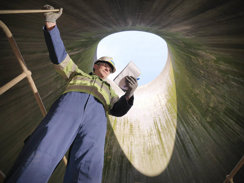 西方人,一个人,工厂,站,举,横图,室内,白天,仰视,工作服,制服,安全,帽子,欧洲,欧洲人,仅一个男性,仅一个人,仅一个中年男性,握,阴影,光线,材料,档案,头盔,文件,影子,纸,洞,防护,拿,拿着,注视,工人,阳光,安全帽,手稿,手套,资料,观察,看,托,站着,发电厂,发电站,握着,洞穴,观看,保护,证明,核电站,核能,察看,关注,文档,保险,冷却塔,穴,保全,周全,安稳,安定,防护手套,工作制服,冷却,核电厂,平安,男人,男性,中年男性,白种人,举起,举手,举着,向上举,向上伸,向上托,站立,半身,彩图,低角度拍摄,工作套服,工地,制造厂,安全服,反光背心,反光服,反光衣,凉水塔